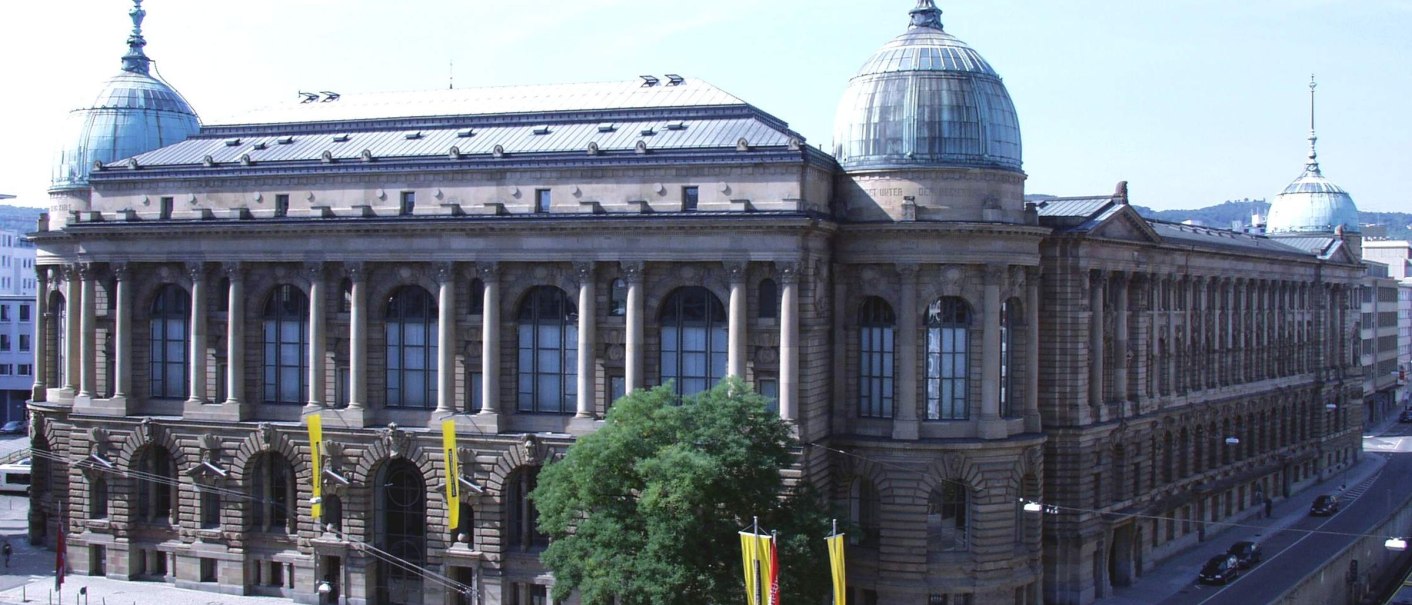 Historisches Gebäude mit Kuppeln, das Haus der Wirtschaft in Baden-Württemberg. Es zeigt eine beeindruckende Fassade mit Säulen und großen Fenstern., © Wirtschaftministerium
