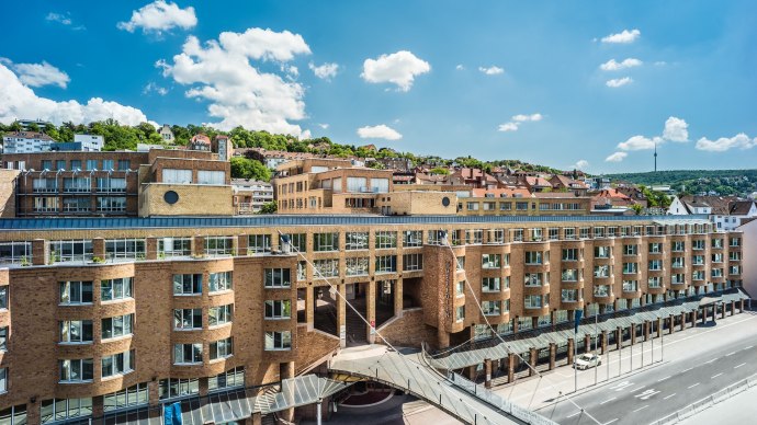 Das Le Méridien Hotel in Stuttgart bei sonnigem Wetter, umgeben von grünen Hügeln und blauen Himmel., © Le Méridien Stuttgart, Gerrit Meier