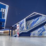 Modernes Foyer mit blauen Säulen, Treppe und abstrakter Wandkunst. Helle Beleuchtung und glatte Böden schaffen eine elegante Atmosphäre., © Kultur- und Kongresszentrum Liederhalle, Florian Selig