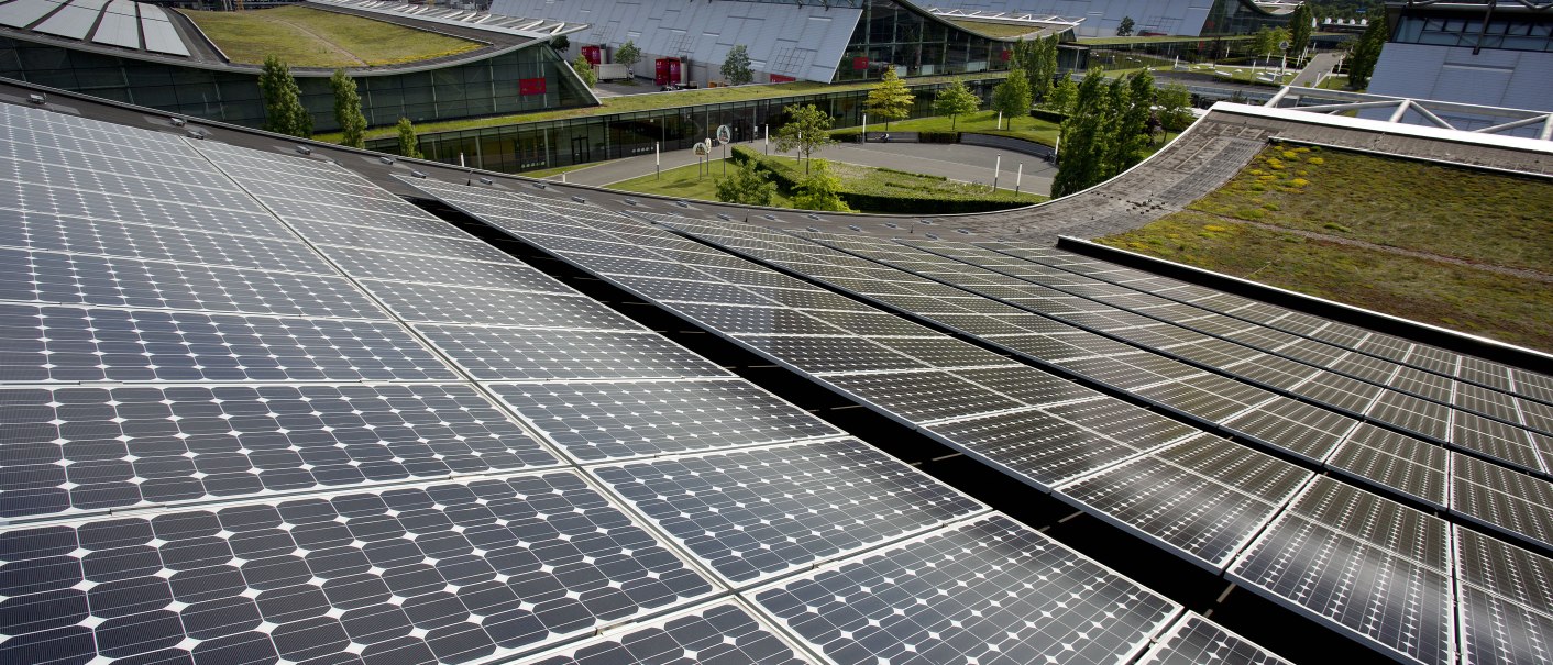 Nahaufnahme der Photovoltaikanlage auf den Dächern der Messehallen. , © Landesmesse Stuttgart GmbH
