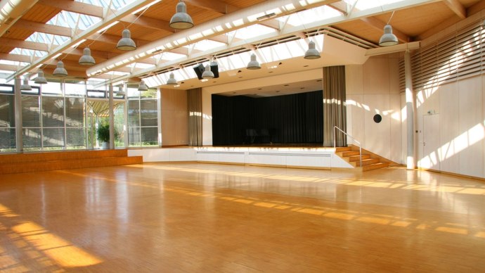 Gro&szlig;er, heller Saal mit Holzboden, B&uuml;hne und vielen Fenstern. Die Decke ist mit gro&szlig;en Lampen ausgestattet., &copy; Gemeinde Aichwald