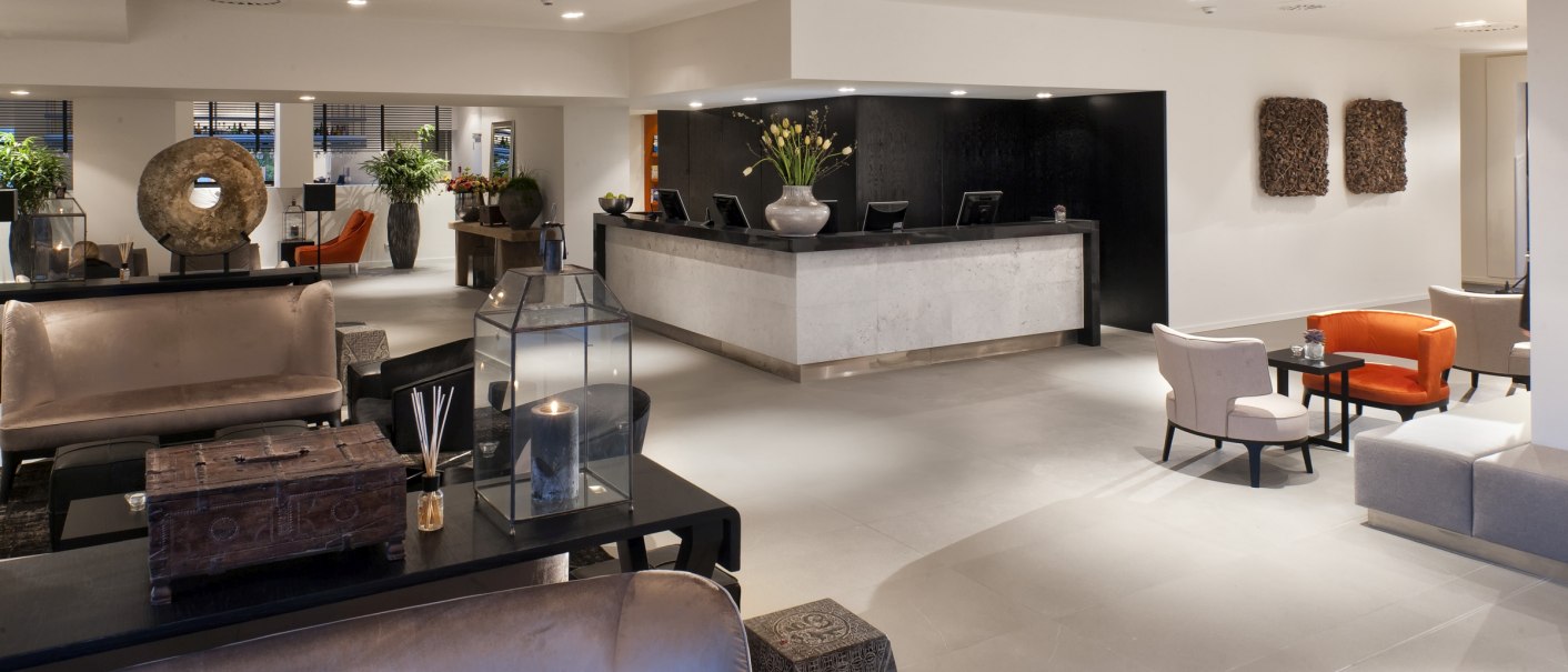 Modern hotel lobby with elegant reception, stylish seating and decorative elements. Bright lighting and subtle color scheme., &copy; Wyndham Stuttgart Airport Messe