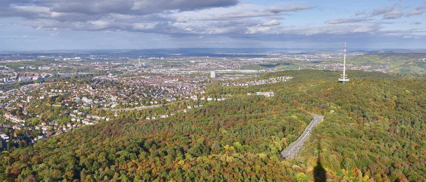 Blick auf eine Stadt mit einem Fernsehturm und bewaldeten Hügeln. Der Himmel ist teils bewölkt, die Landschaft zeigt herbstliche Farben., © SWR Media Services GmbH / Martin Sigmund