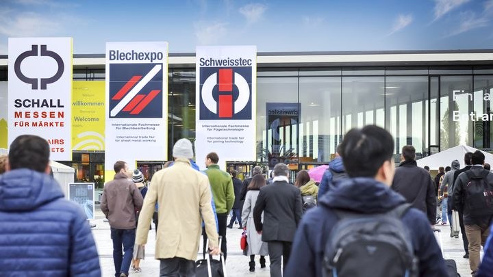 Endlich wieder alle Messehallen ausgebucht: Mehr als 1.000 AusstellerInnen der drei parallellaufenden Messen Blechexpo, Schweisstec und In.Stand sorgten Ende Oktober 2021 erstmals seit Beginn der Pandemie für eine Vollbelegung der Messe Stuttgart., © P.E. Schall GmbH &amp; Co.KG