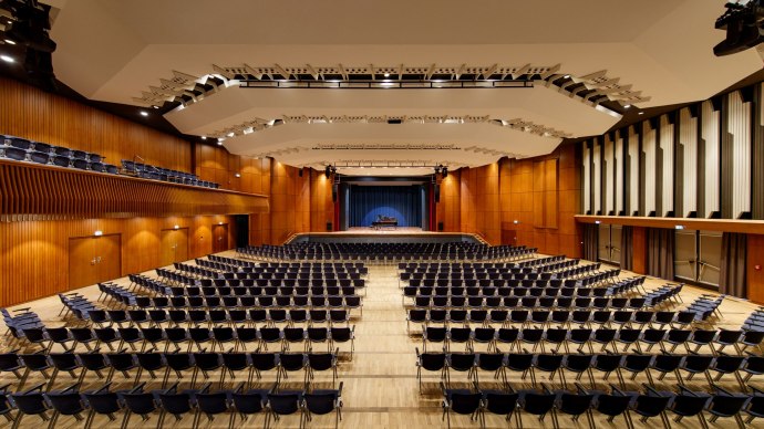 Stadthalle G&ouml;ppingen Gro&szlig;er Saal, &copy; Tobias Fr&ouml;hner Photography