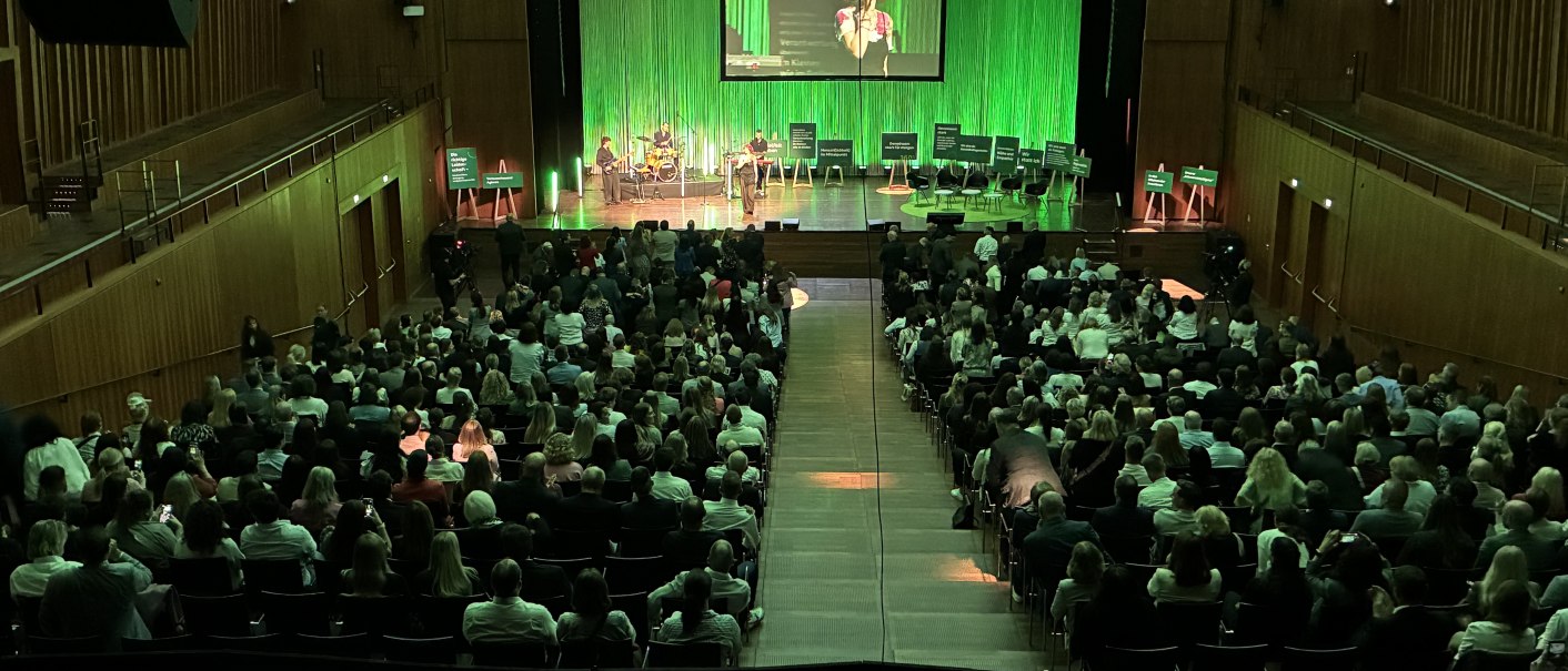 Volle Haupthalle in der Reutlinger Stadthalle , &copy; Stadthalle Reutlingen 