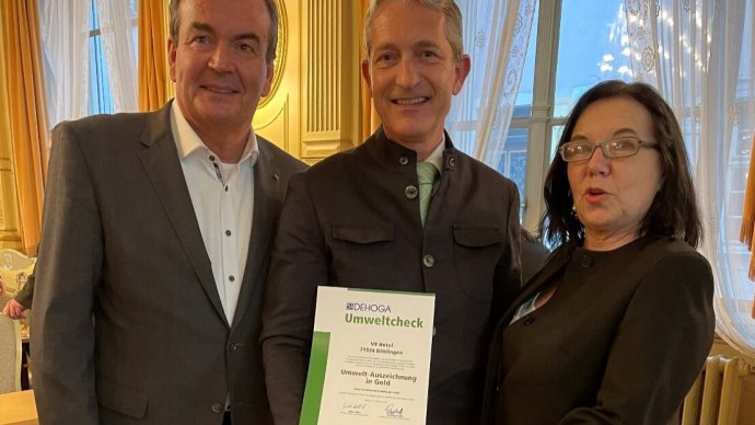 Die Auszeichnung &bdquo;DEHOGA Umweltcheck&ldquo; in Gold nahm Hotelchef Simeon Schad (M.) von Fritz Engelhardt, Vorsitzender DEHOGA Baden-W&uuml;rttemberg und Eva R&uuml;hle, Vizepr&auml;sidentin DEHOGA Baden-W&uuml;rttemberg, im Rahmen einer DEHOGA Veranstaltung in Heidelberg entgegen., &copy; V8 HOTEL GmbH+Co.KG