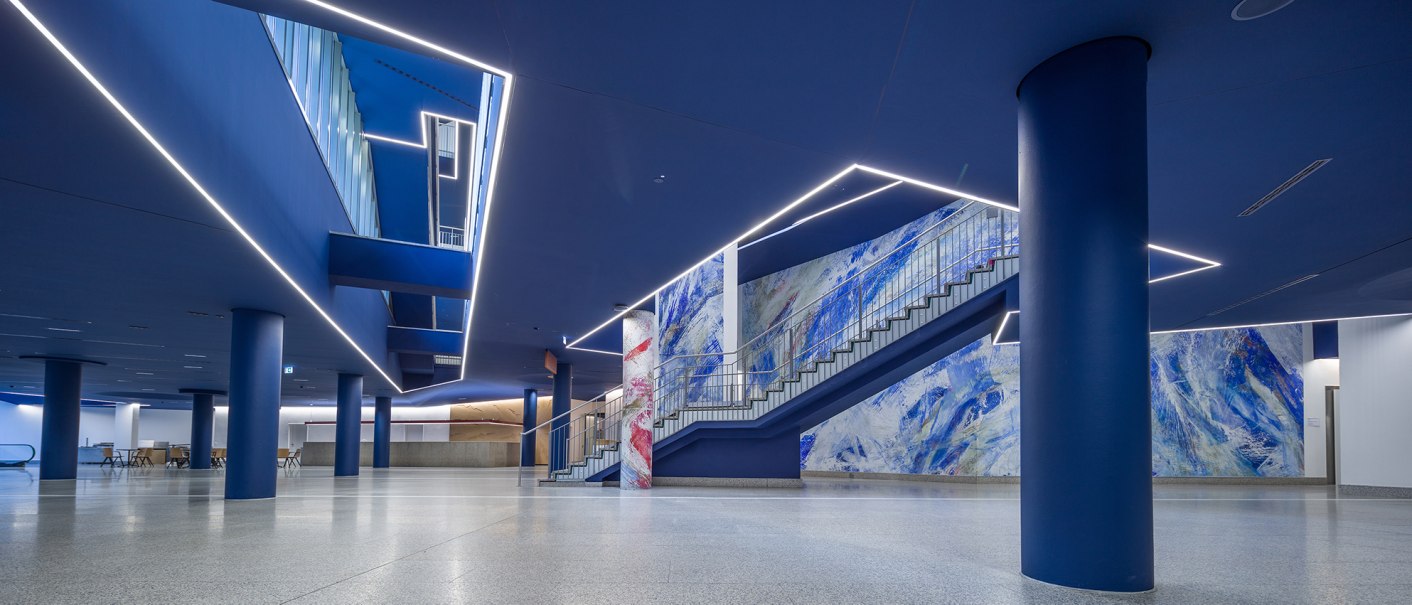 Modern foyer with blue columns, staircase and abstract wall art. Bright lighting and smooth floors create an elegant atmosphere., © Kultur- und Kongresszentrum Liederhalle, Florian Selig Modern foyer with blue columns, staircase and abstract wall art. Bright lighting and smooth floors create an elegant atmosphere., © Kultur- und Kongresszentrum Liederhalle, Florian Selig