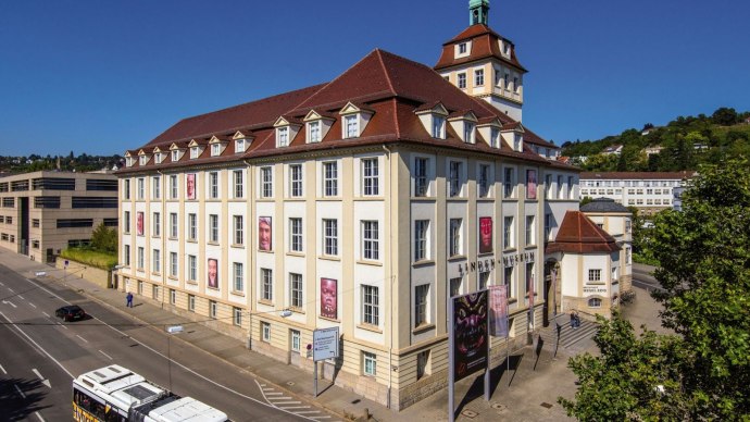 Das Linden-Museum in Stuttgart bei sonnigem Wetter. Ein großes, historisches Gebäude mit roten Dächern und zahlreichen Fenstern., © Stuttgart-Marketing GmbH Achim Mende