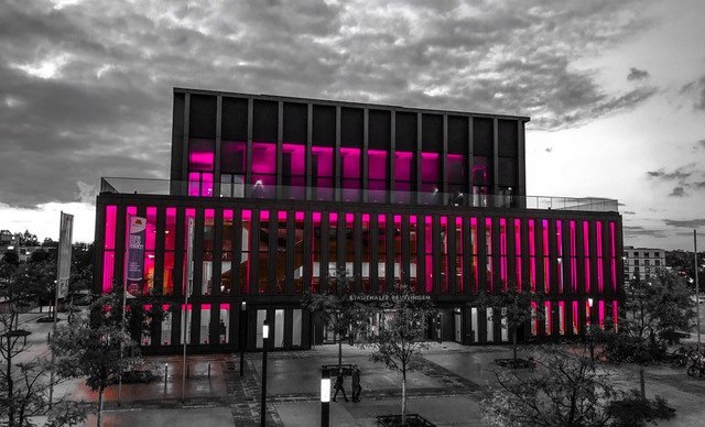Farbe bekennen wie hier in Pink f&uuml;r den Weltm&auml;dchentag: Die Stadthalle Reutlingen engagiert sich f&uuml;r soziales Handeln , &copy; Stadthalle Reutlingen