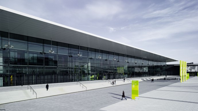 Das ICS Internationales Congress Center Stuttgart mit moderner Glasfassade und breiten Treppenstufen, umgeben von einem weitläufigen Platz., © Klaus J.A. Mellenthin / ICS