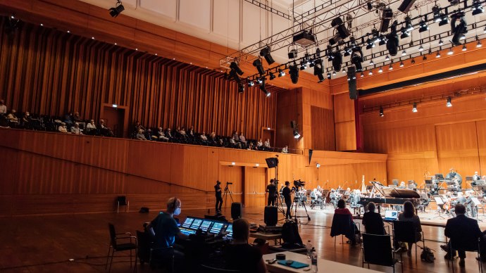 Endlich wieder Live-Kulturveranstaltungen! Beim ersten Hybrid-Konzert der W&uuml;rttembergischen Philharmonie Reutlingen in der Stadthalle Reutlingen seit dem Ende des Lockdowns verfolgten Zuschauer in der Halle sowie Teilnehmer via Live-Stream die Darbietung., &copy; Stadthalle Reutlingen