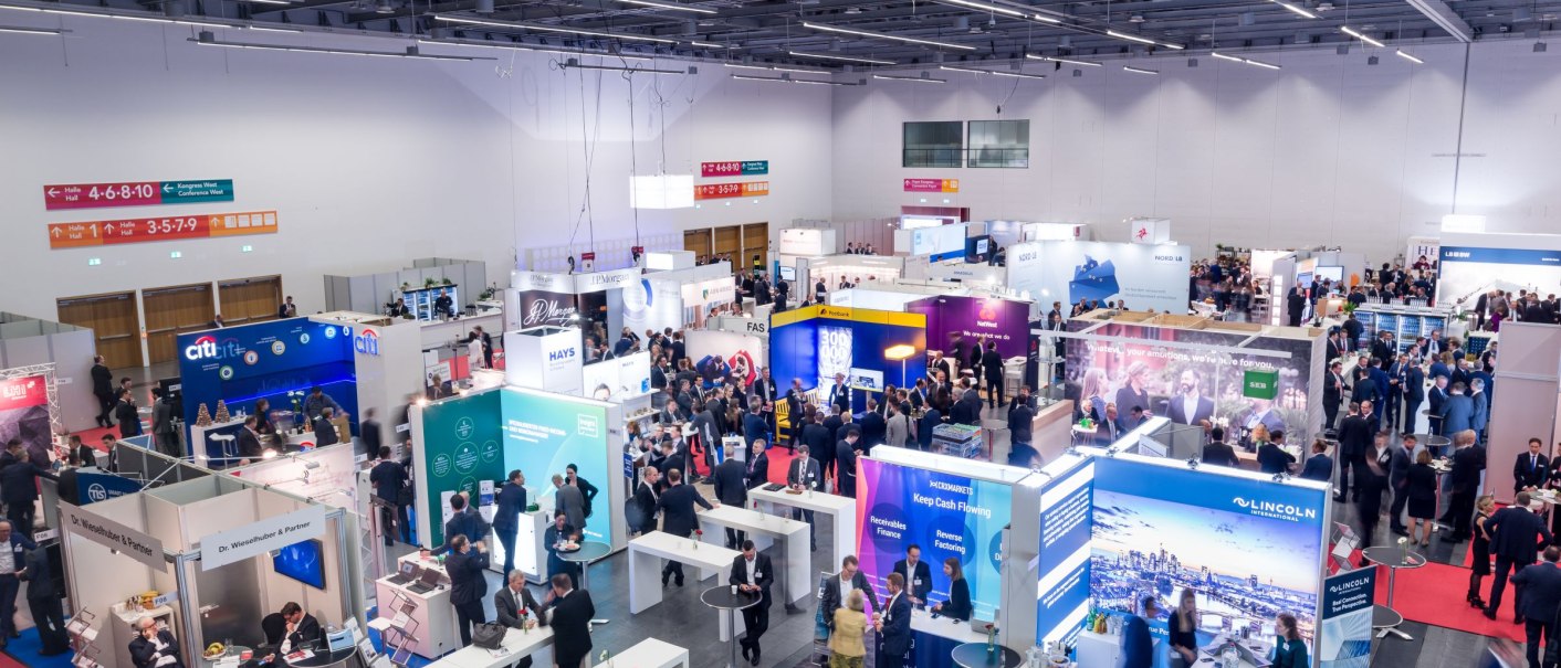 Luftaufnahme einer Messehalle mit zahlreichen Ständen und vielen Besuchern. Die Halle ist gut beleuchtet und zeigt verschiedene Aussteller und Besucher in Gesprächen., © Messe Stuttgart Luftaufnahme einer Messehalle mit zahlreichen Ständen und vielen Besuchern. Die Halle ist gut beleuchtet und zeigt verschiedene Aussteller und Besucher in Gesprächen., © Messe Stuttgart