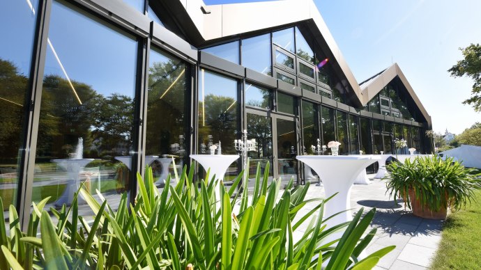 Moderne Glasfassade der Filderhalle mit Stehtischen und Pflanzen im Vordergrund, bei sonnigem Wetter., © Guenter E. Bergmann - Photography Moderne Glasfassade der Filderhalle mit Stehtischen und Pflanzen im Vordergrund, bei sonnigem Wetter., © Guenter E. Bergmann - Photography