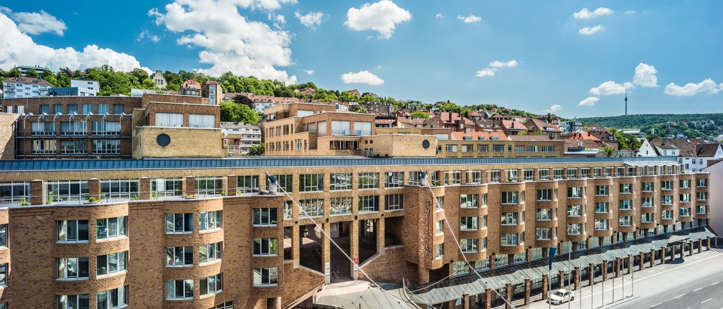Das Le M&eacute;ridien Hotel in Stuttgart bei sonnigem Wetter, umgeben von gr&uuml;nen H&uuml;geln und blauen Himmel., &copy; Le M&eacute;ridien Stuttgart, Gerrit Meier