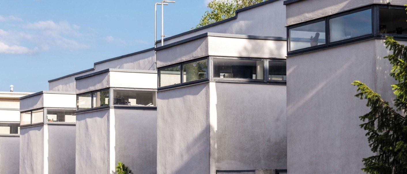 Moderne weiße Gebäude mit großen Fenstern und flachen Dächern, Teil der Weissenhofsiedlung., © TMBW, Gregor Lengler Moderne weiße Gebäude mit großen Fenstern und flachen Dächern, Teil der Weissenhofsiedlung., © TMBW, Gregor Lengler