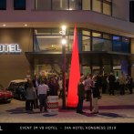 Menschen versammeln sich bei Nacht vor dem V8 Hotel in der MOTORWORLD Region Stuttgart. Beleuchteter Eingang und Oldtimer im Vordergrund., &copy; Hardy Mutschler