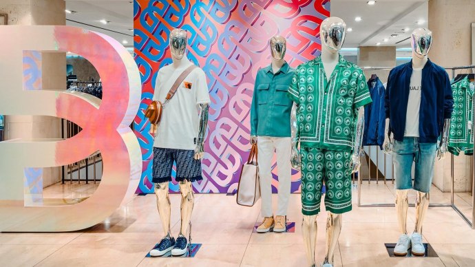 Schaufenster bei Breuninger Stuttgart mit vier Schaufensterpuppen in modischer Herrenbekleidung vor einem bunten Hintergrund., © Breuninger, Stuttgart Schaufenster bei Breuninger Stuttgart mit vier Schaufensterpuppen in modischer Herrenbekleidung vor einem bunten Hintergrund., © Breuninger, Stuttgart