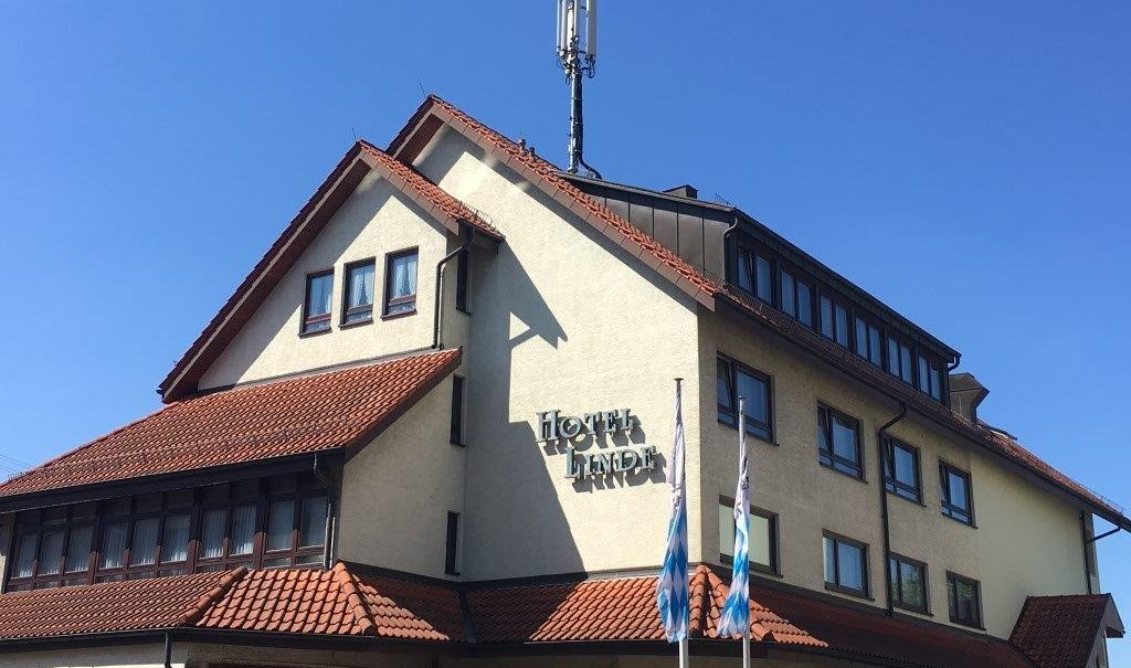 Das Neo Hotel Linde in Esslingen mit rotem Ziegeldach und Antenne auf dem Dach vor blauem Himmel., &copy; TOMAS
