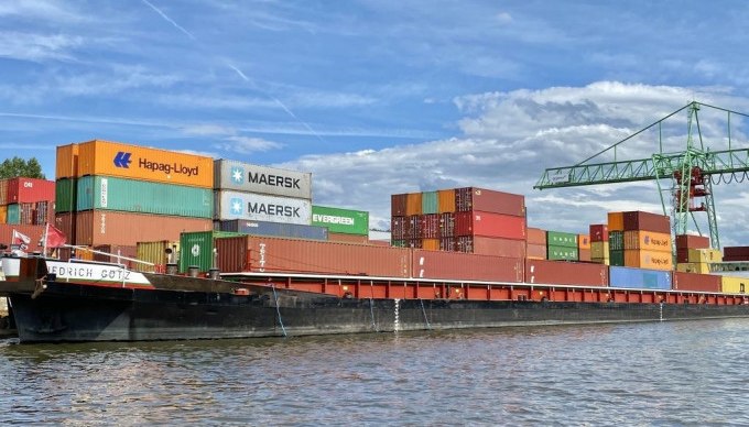Ein Frachtschiff beladen mit Containern von Hapag-Lloyd, Maersk und Evergreen im Stuttgarter Hafen. Ein Kran ist im Hintergrund sichtbar., &copy; Stuttgart Marketing GmbH