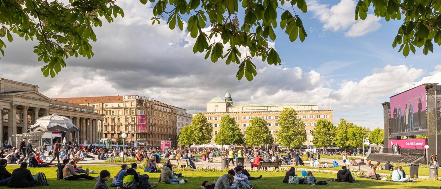 People enjoy the ITFS festival on the Schlossplatz. A big screen shows a movie. Buildings and trees surround the square., © SMG, Sarah Schmid People enjoy the ITFS festival on the Schlossplatz. A big screen shows a movie. Buildings and trees surround the square., © SMG, Sarah Schmid