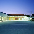 Moderne Festhalle Schmiden bei Dämmerung, beleuchteter Eingang, klare Linien, große Fensterfronten, gepflasterter Vorplatz., © dietmar strauss