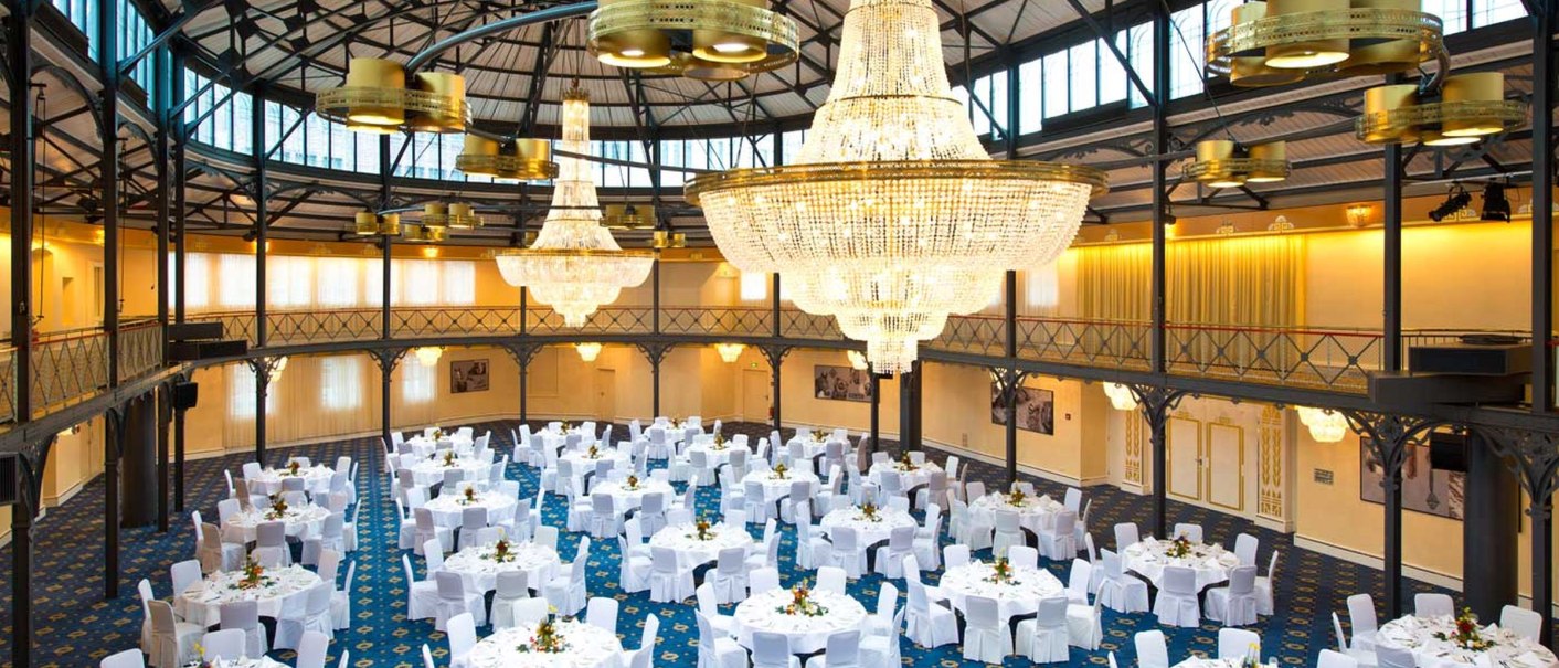 Elegant hall with round tables set in white, large chandeliers and blue carpeting at the Maritim Hotel Stuttgart., &copy; Maritim Hotelgesellschaft mbH