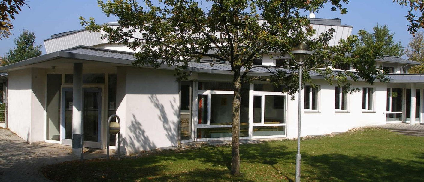 Modernes Gebäude mit weißen Wänden und großen Fenstern, umgeben von Bäumen und Rasen im Kulturzentrum Baltmannsweiler., © GemeindeBaltmannsweiler_GF Modernes Gebäude mit weißen Wänden und großen Fenstern, umgeben von Bäumen und Rasen im Kulturzentrum Baltmannsweiler., © GemeindeBaltmannsweiler_GF