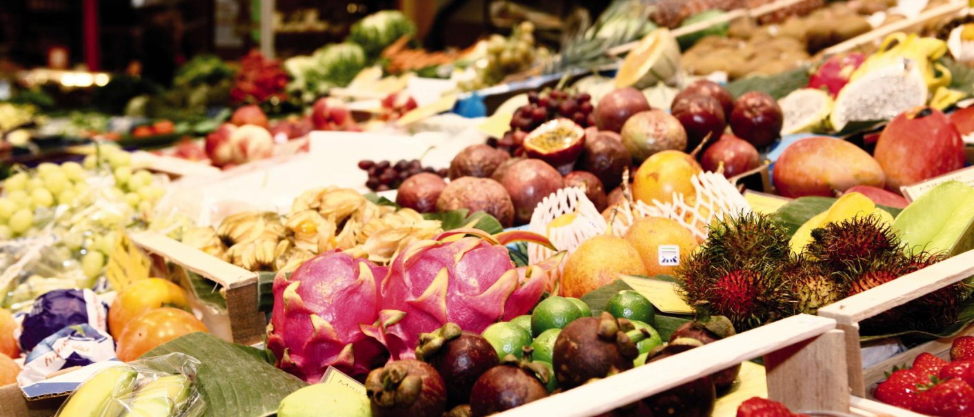 Ein Marktstand in der Stuttgarter Markthalle mit einer Vielfalt an exotischen Früchten wie Drachenfrucht, Mangostan und Rambutan., © Stuttgart-Marketing GmbH