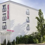Exterior view of the Mercure Hotel in Stuttgart with white fa&ccedil;ade, blue window frames and surrounding trees., &copy; Mercure Stuttgart Airport Messe