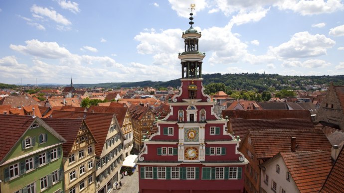 The Old Town Hall in Esslingen with its striking fa&ccedil;ade and clock, surrounded by historic buildings and a hilly landscape in the background., &copy; Esslingen Stadtmarketing GmbH