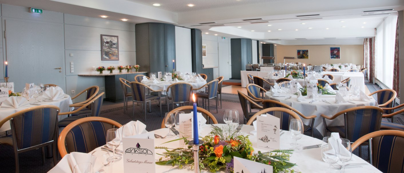 Elegant hall in the Erikson Hotel with festively laid tables, flower arrangements and menu cards. Bright lighting and modern furnishings., © eriksonhotel_gf