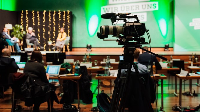 Demokratie geht auch digital &ndash; f&uuml;r die Landesdelegiertenkonferenz lieferte die Stadthalle Reutlingen den Rahmen, das hybride Eventkonzept und sorgte f&uuml;r die reibungslose Durchf&uuml;hrung, &copy; Stadthalle Reutlingen GmbH