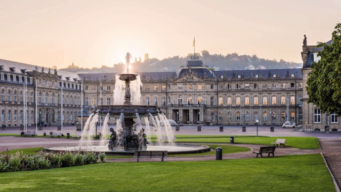 The New Palace in Stuttgart at sunset, with a large fountain in the foreground and manicured lawns., &copy; Stuttgart-Marketing GmbH Julian Herzog
