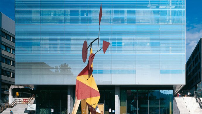Calder-Skulptur vor dem Kunstmuseum Stuttgart, © Kunstmuseum Stuttgart Calder-Skulptur vor dem Kunstmuseum Stuttgart, © Kunstmuseum Stuttgart