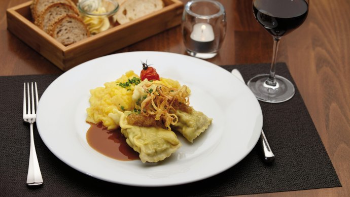 Maultaschen mit Kartoffelsalat, &copy; Stuttgart-Marketing GmbH Jean-Claude Winkler