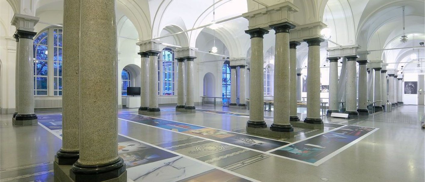 Large, bright room in the Haus der Wirtschaft Baden-Württemberg with high pillars, vaulted ceilings and large windows., © Wirtschaftministerium
