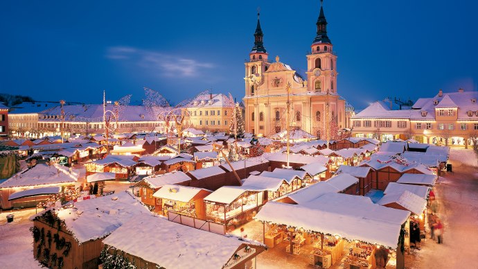 Ludwigsburg Baroque Christmas market on the market square with the town church, © Tourismus & Events Ludwigsburg