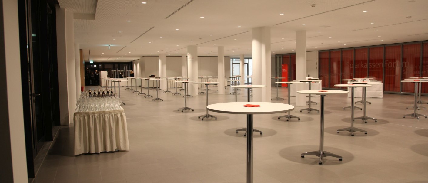 Leerer Veranstaltungsraum mit Stehtischen und Gläsern im SparkassenForum Böblingen. Moderne, helle Einrichtung mit vielen Säulen., © ccbs