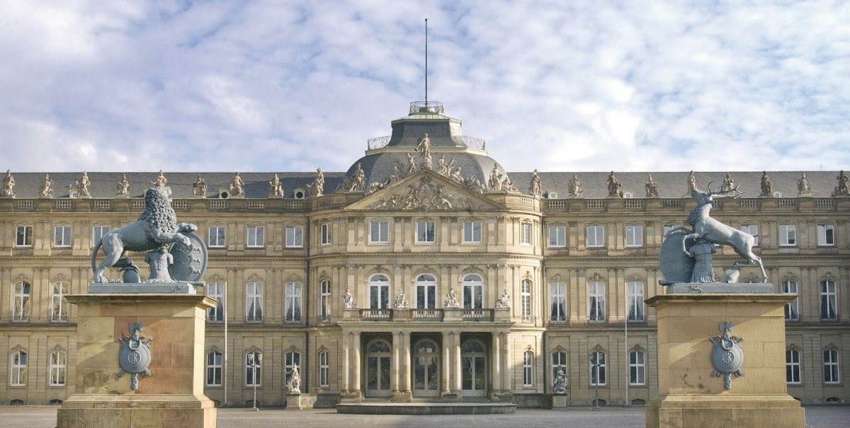 Das Neue Schloss in Stuttgart mit prächtiger Fassade und Statuen von Löwe und Hirsch im Ehrenhof, unter einem bewölkten Himmel., © Stuttgart-Marketing GmbH, Günter Bergmann Das Neue Schloss in Stuttgart mit prächtiger Fassade und Statuen von Löwe und Hirsch im Ehrenhof, unter einem bewölkten Himmel., © Stuttgart-Marketing GmbH, Günter Bergmann