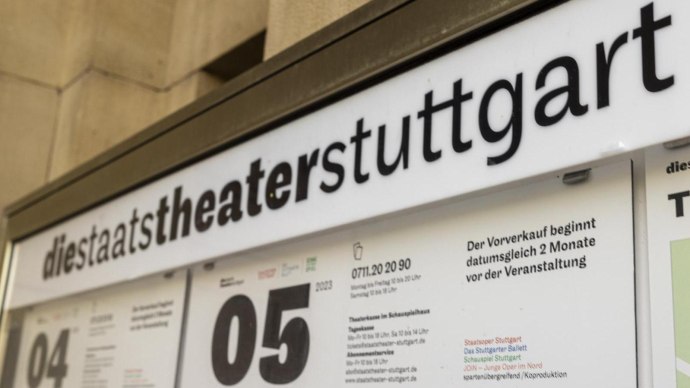 Close-up of an information sign of the Staatstheater Stuttgart with event information and contact details., © Stuttgart-Marketing GmbH, Sarah Schmid Close-up of an information sign of the Staatstheater Stuttgart with event information and contact details., © Stuttgart-Marketing GmbH, Sarah Schmid