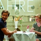 A couple sits smiling at a table in a café. Large letters are visible on the wall in the background., © TMBW, Christoph Düpper