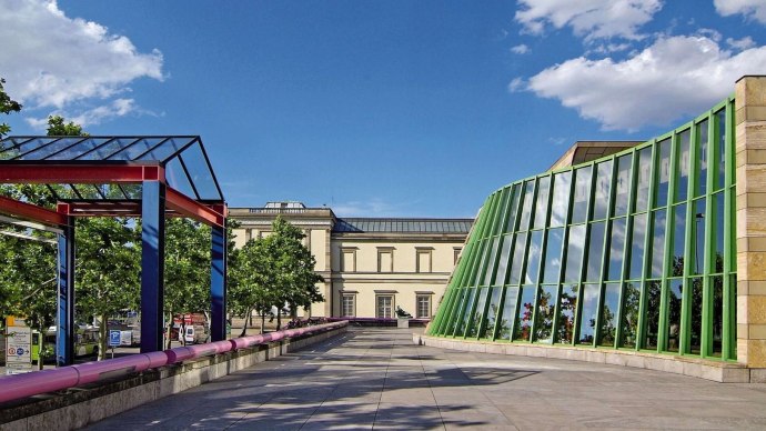 The Staatsgalerie Stuttgart with its modern architecture, colorful structures and glass facades under a blue sky., © SMG