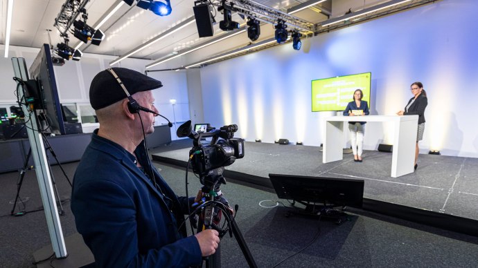 Neues Angebot f&uuml;r Messe-Kunden: Studios f&uuml;r Online-&Uuml;bertragungen; hier das &bdquo;Studio L&ldquo; im Raum C.4 im Internationalen Congresscenter ICS, &copy; Messe Stuttgart