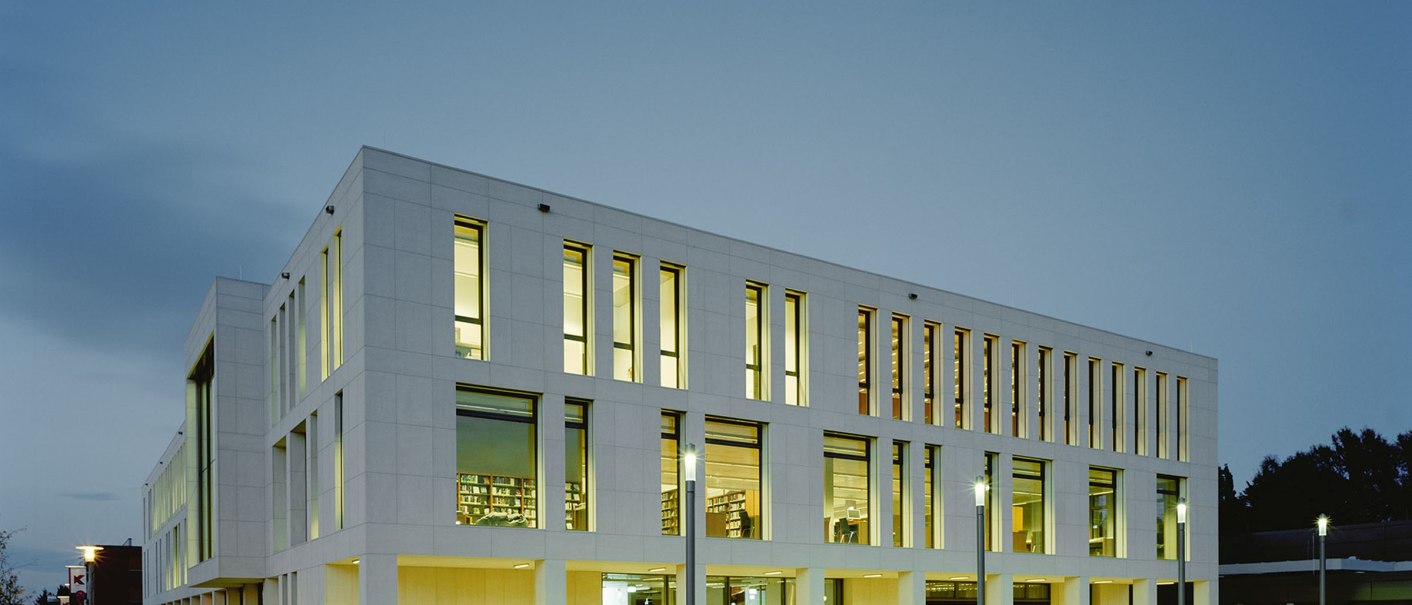 Modernes Kultur- und Kongresszentrum in Kornwestheim bei Dämmerung, beleuchtet von innen. Große Fenster und klare Linien prägen die Architektur., © Brigida González, Stuttgart