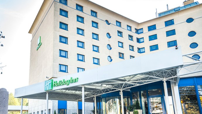 Entrance to the Holiday Inn Stuttgart with modern architecture, glass front and striking logo. Multi-storey building with many windows., &copy; Nutzungsrechte obliegt nur dem direkten Auftraggeber