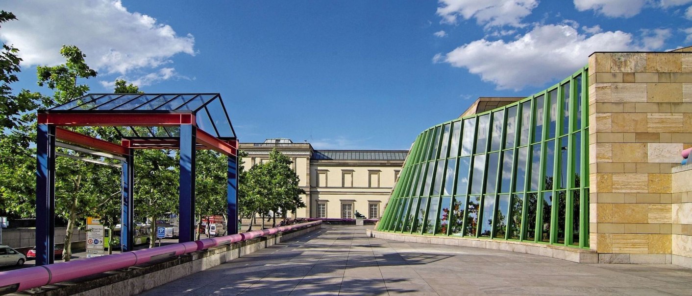 The Staatsgalerie Stuttgart with its modern architecture, colorful structures and glass facades under a blue sky., © SMG