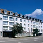 Das Erikson Hotel zeigt eine moderne Fassade mit mehreren Stockwerken, großen Fenstern und einem klaren blauen Himmel im Hintergrund., © eriksonhotel_gf