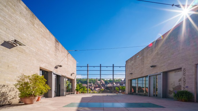 Die Kunsthalle W&uuml;rth in Schw&auml;bisch Hall bei strahlendem Sonnenschein. Moderne Architektur mit Blick auf die Stadt im Hintergrund., &copy; Michael K&uuml;hneisen