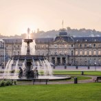 Das Neue Schloss Stuttgart bei Sonnenuntergang, mit einem großen Brunnen im Vordergrund und gepflegten Rasenflächen., © Stuttgart-Marketing GmbH Julian Herzog
